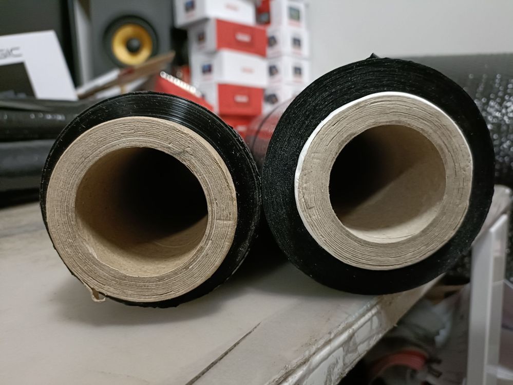 zdjęcie 1 - porównanie rolki już użytej (lewa strona) do otrzymanej od sprzedawcy "foliks" (prawa strona), optycznie widać, że w rolce od sprzedawcy jest mniej folii w porównaniu nawet do rolki już użytej do spakowania ponad 10 kartonów.