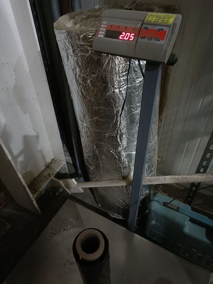 zdjęcie 3 - rolka od sprzedawcy "foliks" z deklarowaną w opisie wagą 3kg, pomiar na wadze wskazał wagę 2.05kg