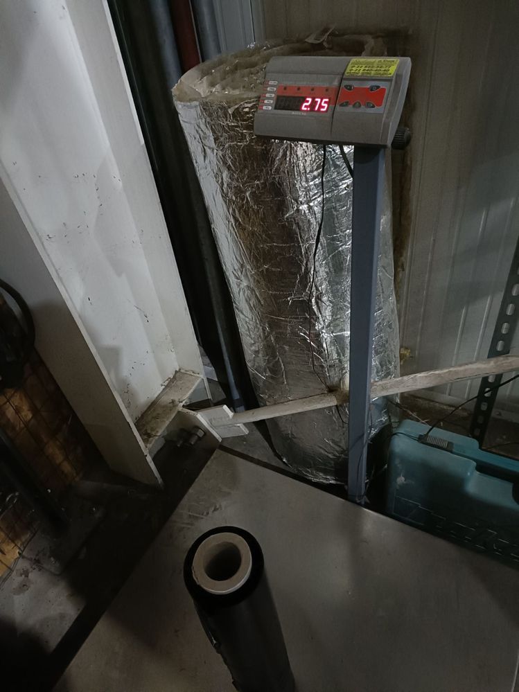 zdjęcie 5 - rolka od innego sprzedawcy już użyta do spakowania ponad 10 paczek, waga wskazała pomiar 2.75kg